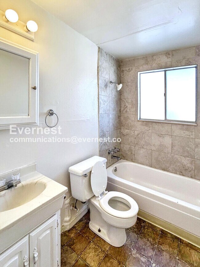 Building Photo - 2502 King St