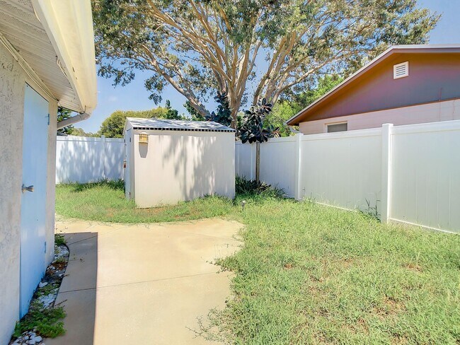 Building Photo - 4 Bedroom POOL Home in Largo