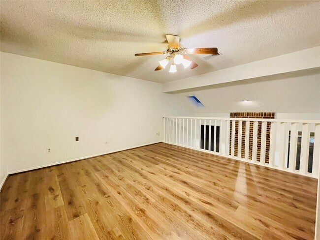 Building Photo - 13892 Hollowgreen Dr