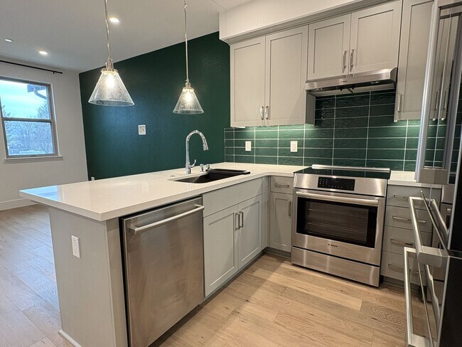 Building Photo - Modern 3BR/3BA Townhome in Prime Mountain View Location