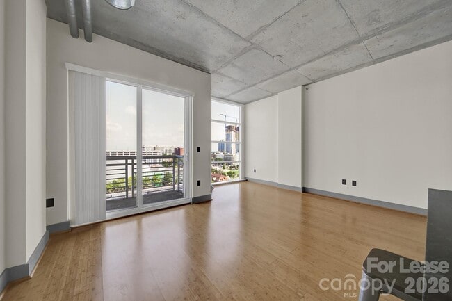 Building Photo - 505 E 6th St