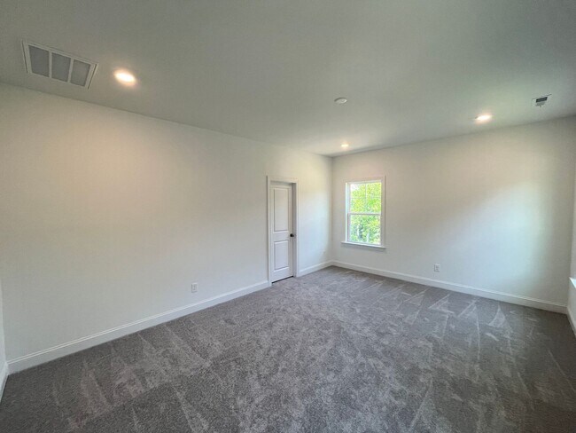 Building Photo - Spacious 5BD, 3BA Knightdale Home with Mod...