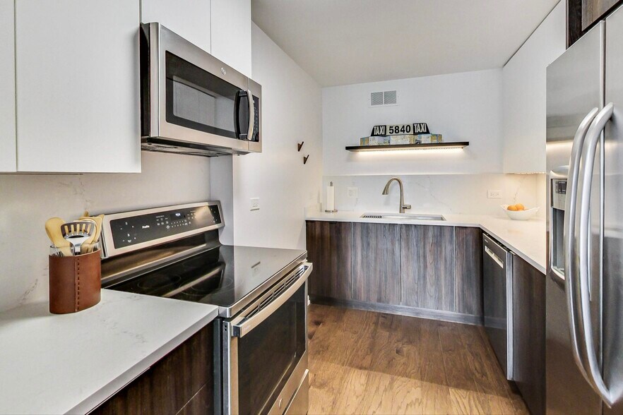 Building Photo - 200 E Delaware Pl