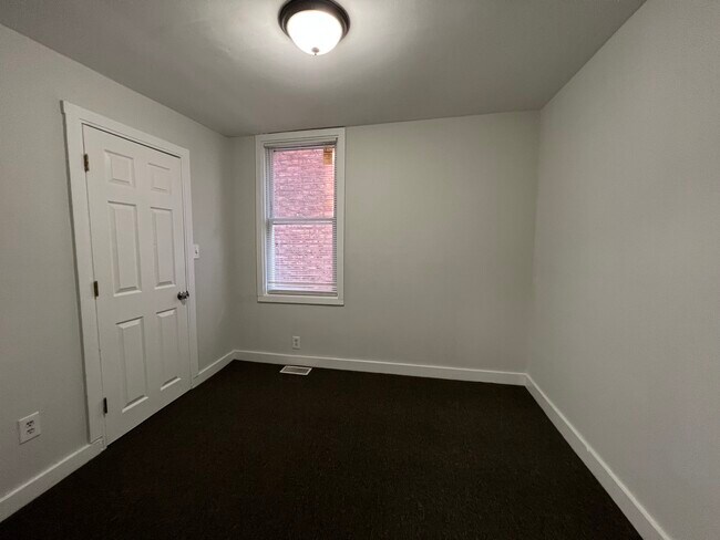 Building Photo - 1151 W 19th St