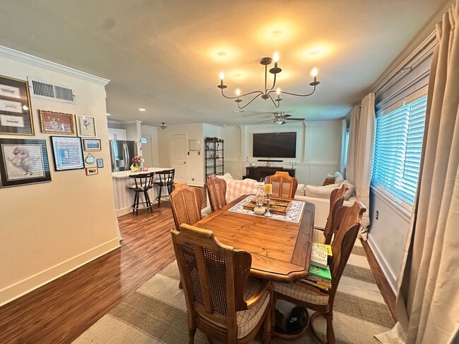 Building Photo - 3 BED | 2 BATH | GATED BACKYARD | TWO CAR DRIVEWAY | DAFFIN PARK