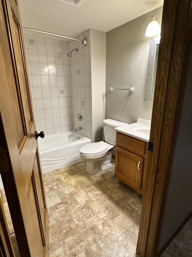Building Photo - Maple Grove Single Family Home, Office, Fa...