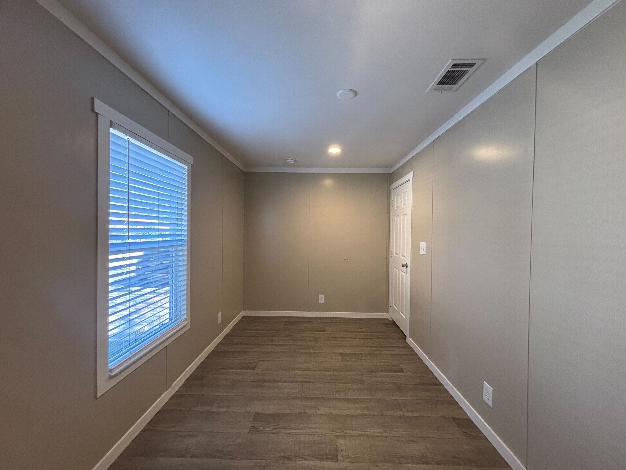 Building Photo - 118 E Semands St