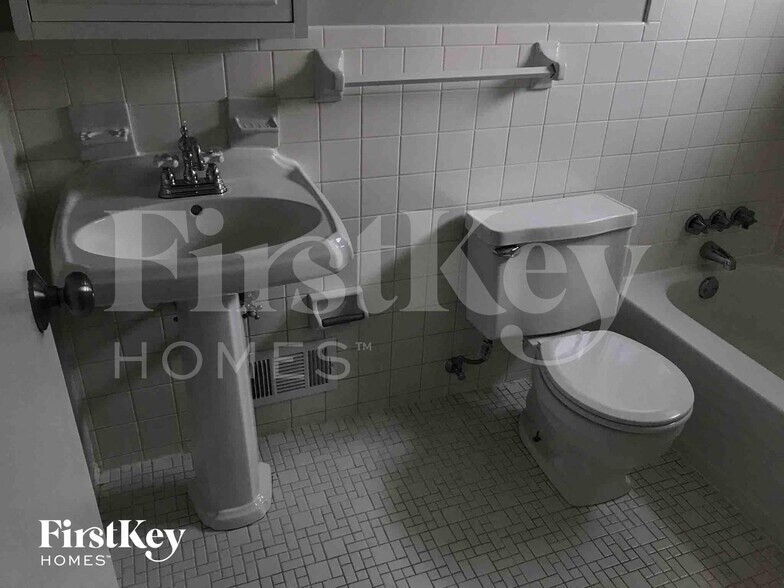 Building Photo - 1758 Hilltree Dr