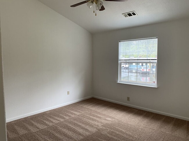 Building Photo - Spacious townhome within walking distance ...