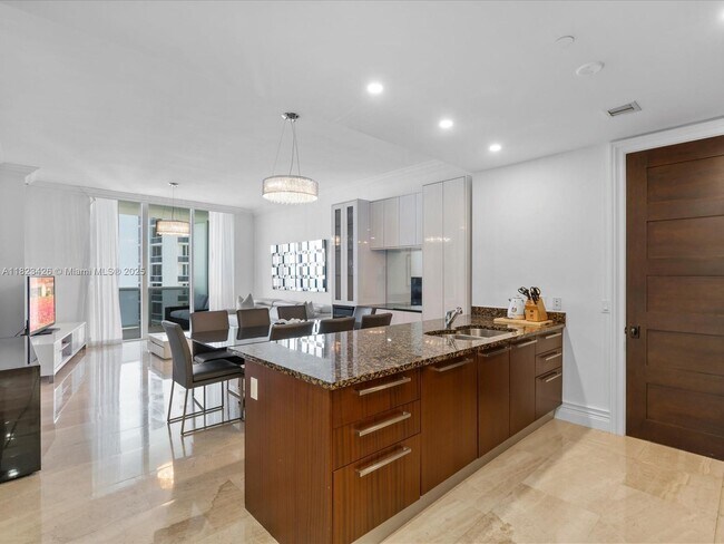 Building Photo - 15901 Collins Ave