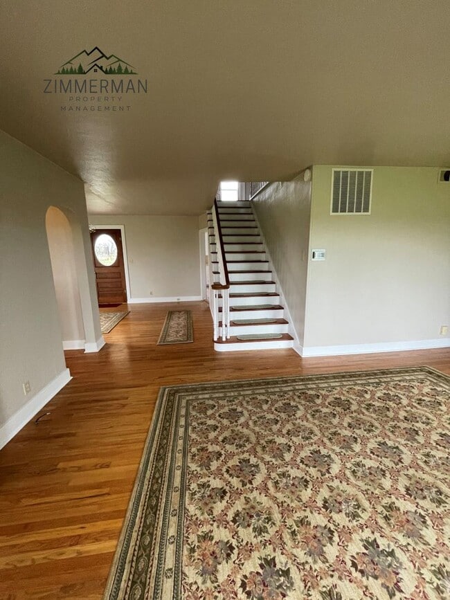 Building Photo - Adorable Updated Farmhouse in Creswell, OR