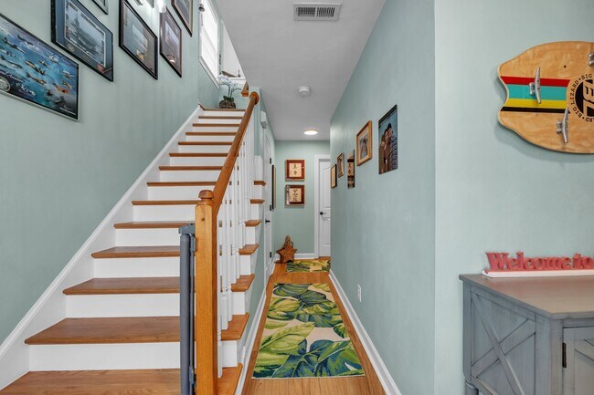 Building Photo - Beach house - 3 bed, 2.5 baths.