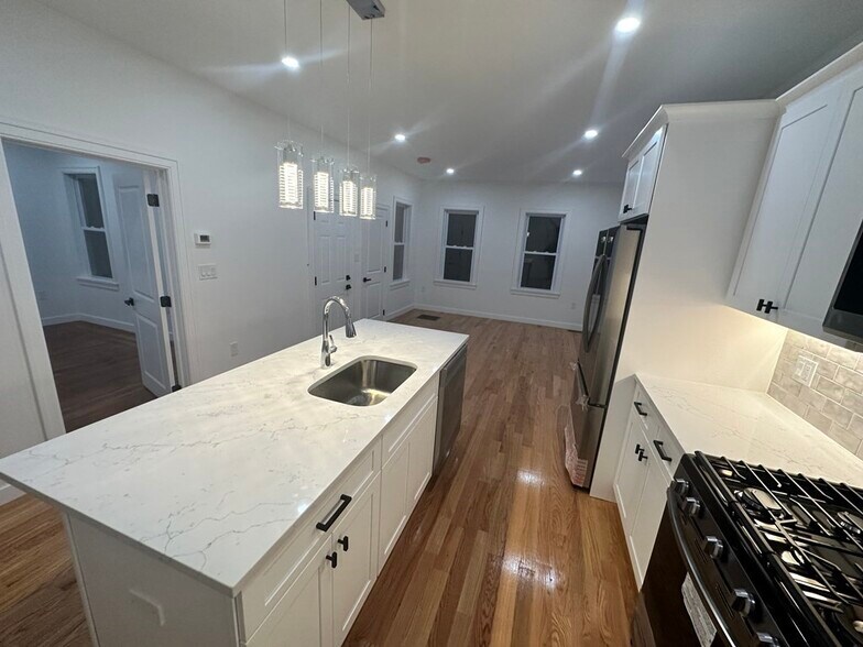 Building Photo - 82 Albertina St