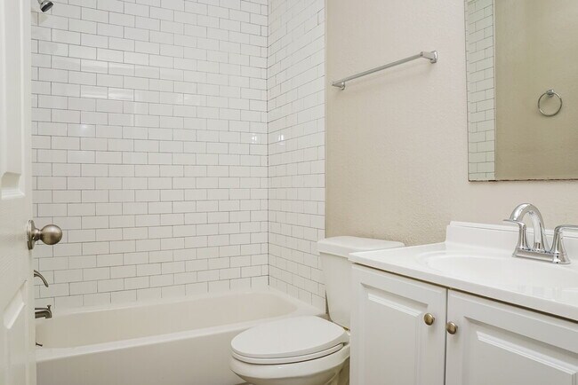 Building Photo - 1616 27th Ave E