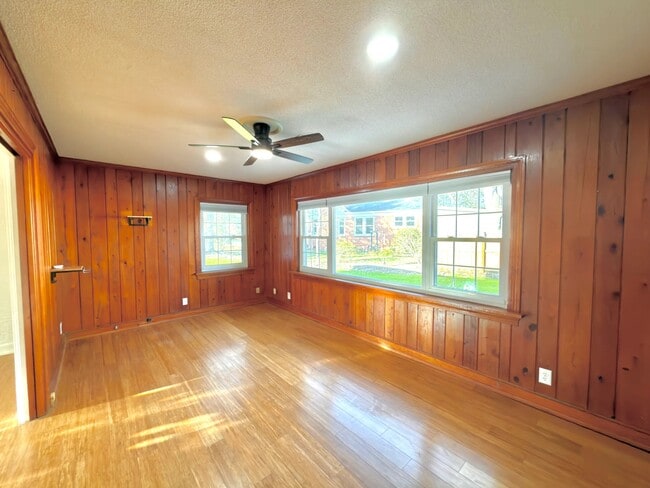 Building Photo - 1216 Eastwood Ave