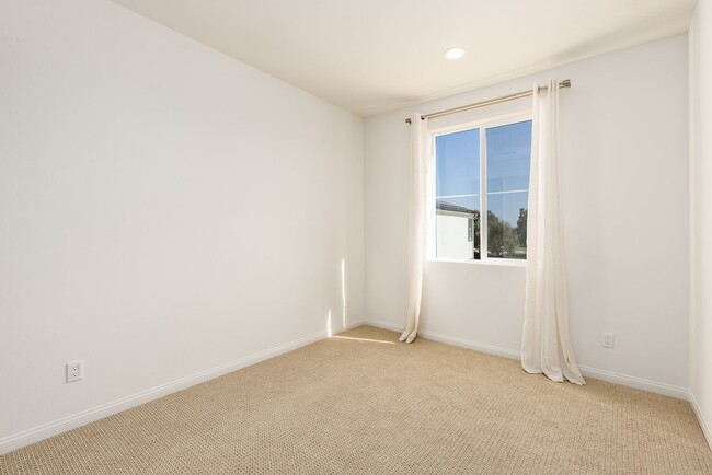 Building Photo - Beautiful 4Br/3.5Ba Townhome - Brand New C...