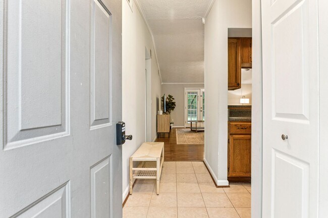 Building Photo - 501 Ashwood Dr