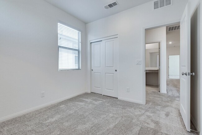 Building Photo - Highly upgraded, spacious, 4 bedroom home ...