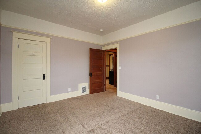 Building Photo - 4033 SE Hawthorne Blvd