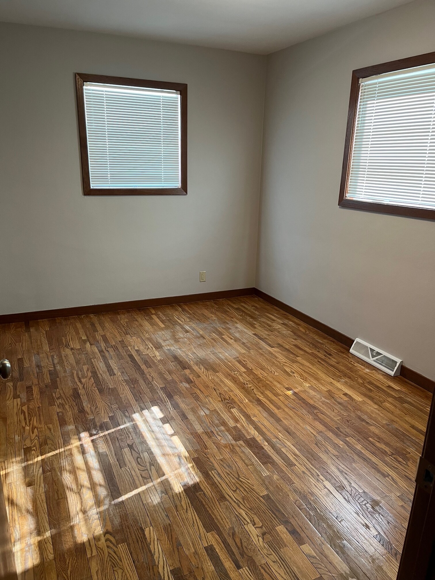 Building Photo - 1043 6th Ave