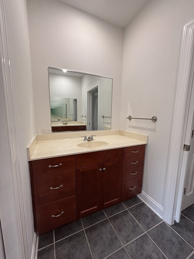 Building Photo - 5565 Colonial Chatsworth Cir