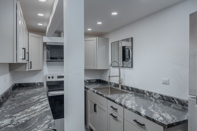 Building Photo - **Charming 2-Bedroom Duplex Unit in Fairbanks**
