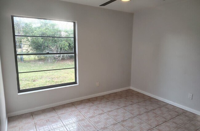 Building Photo - 437 Short Dr