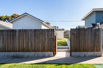 Building Photo - Private Yard Living with Modern Comfort in Costa Mesa