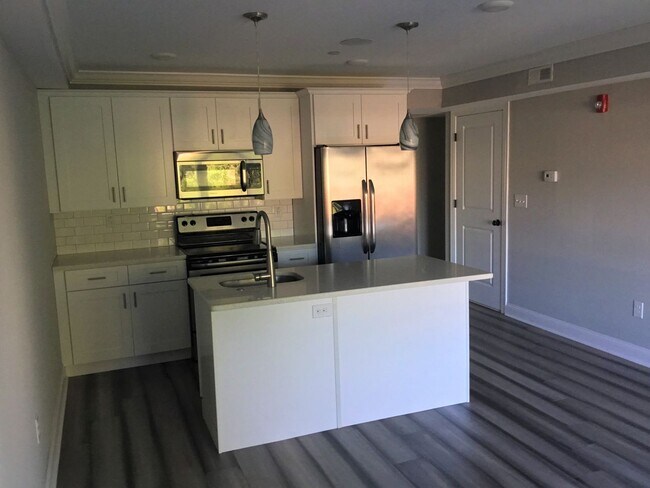 Building Photo - Spacious 2 Bed & 2 Bath Now Available in E...
