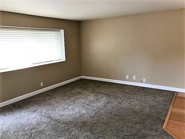 Building Photo - 3 Bedroom with Fenced Yard in Laguna Lake