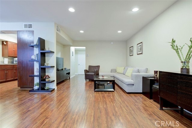 Building Photo - 7631 Vineland Ave