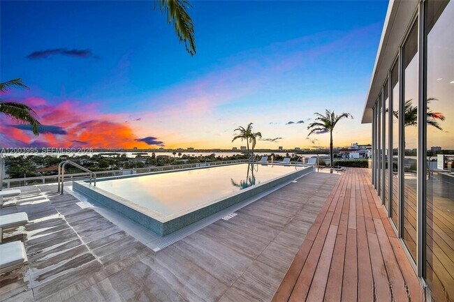 Building Photo - 9940 W Bay Harbor Dr