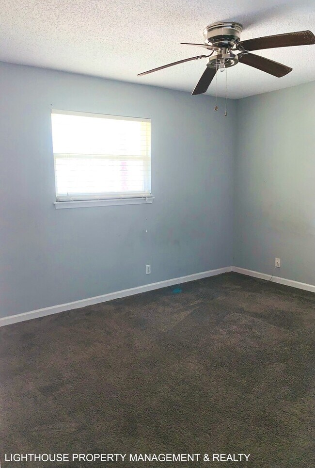 Building Photo - Renovated 2/1 Westside Duplex