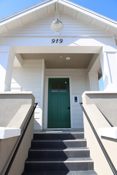 Private Buildilng Entry - 919 39th Ave