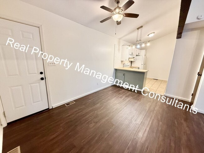 Building Photo - Spacious 5-Bedroom Townhome