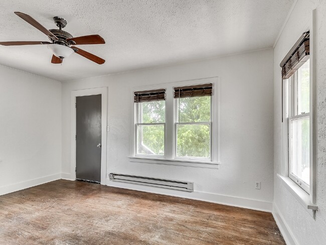 Building Photo - Super cute studio in crestwood