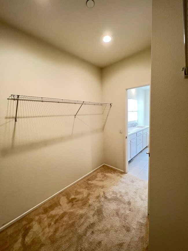 Building Photo - *DEPOSIT MOVE IN* Beautiful 2 Bedroom 2 Ba...