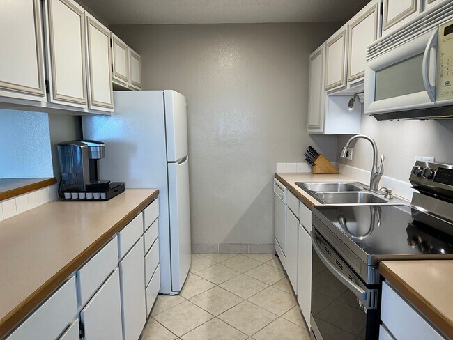 Building Photo - Furnished 2 bedroom 2 bath condo 2 assigned parking stalls