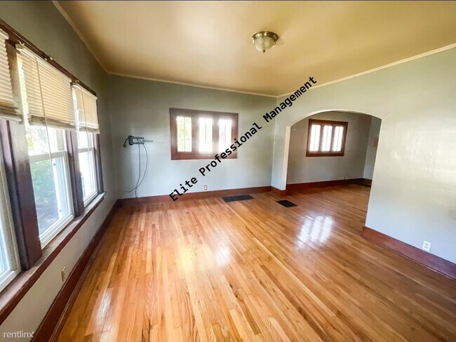 Building Photo - 2 br, 1 bath Triplex - 216 N Saginaw St Un...