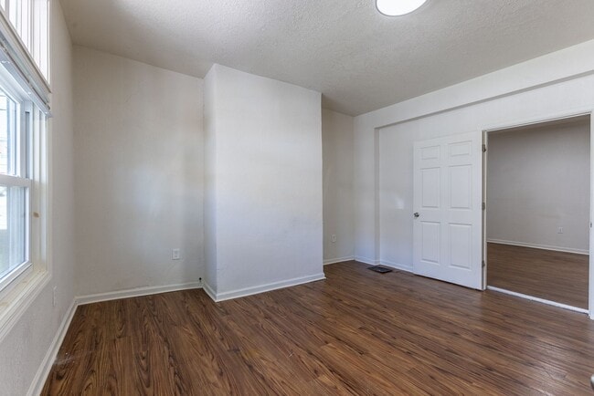 Building Photo - AVAILABLE OCTOBER 15th - Quirky 3+ Bedroom...