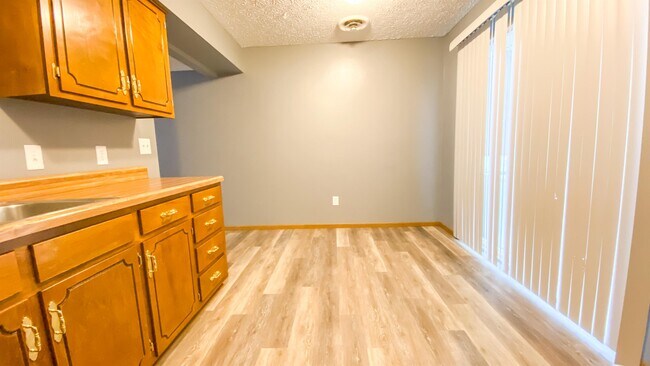 Building Photo - 303 Country Villa Ln