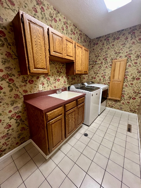 Building Photo - Spacious 4-Bed Retreat with Guest Suite & Fireplace