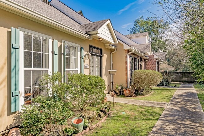 Building Photo - Fully Furnished 2 Bed / 2 Bath with Garage & Courtyard in Village St. George