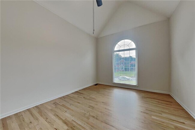 Building Photo - 1025 Russell Point