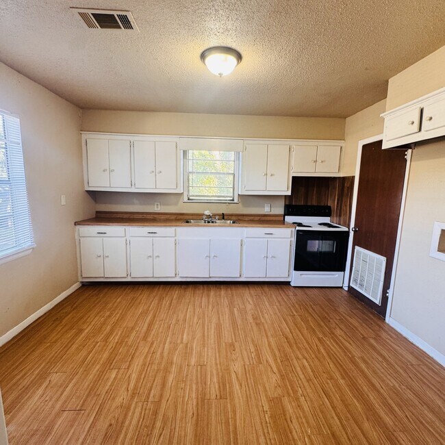 Building Photo - 4024 Howard St