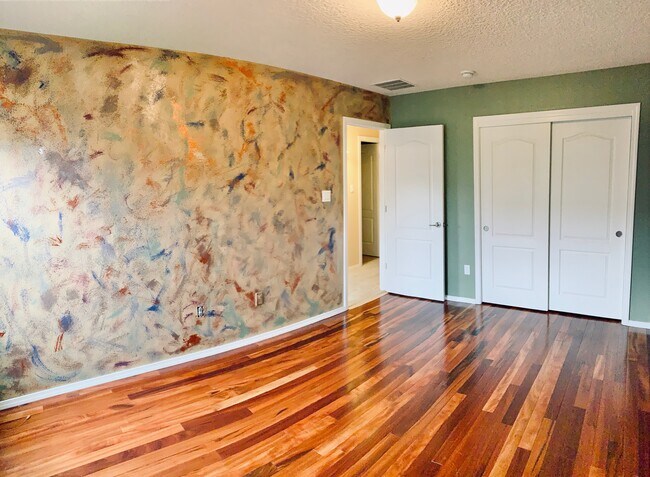 Building Photo - 10847 Fort Point Ln NE