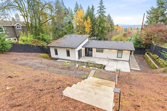 Building Photo - Stunning 4 Bedroom/2 Bathroom West Linn Retreat with Designer Firepit & Gorgeous Views!