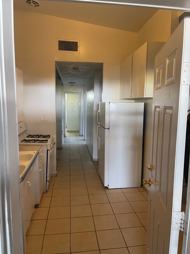 Building Photo - 2121 Ballard Dr