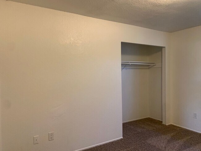 Building Photo - 4 bedroom home in convenient location on Alta Mesa Dr.