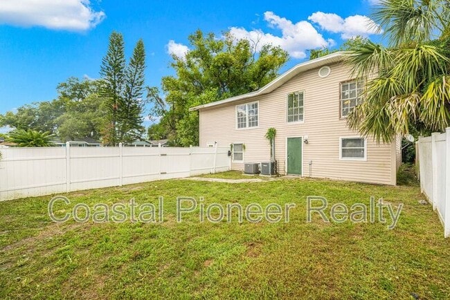 Building Photo - 305 E Hanna Ave